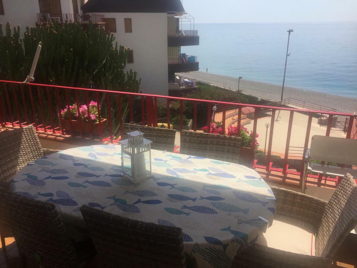 Sea Beach Taormina Apartment Летояни Екстериор снимка