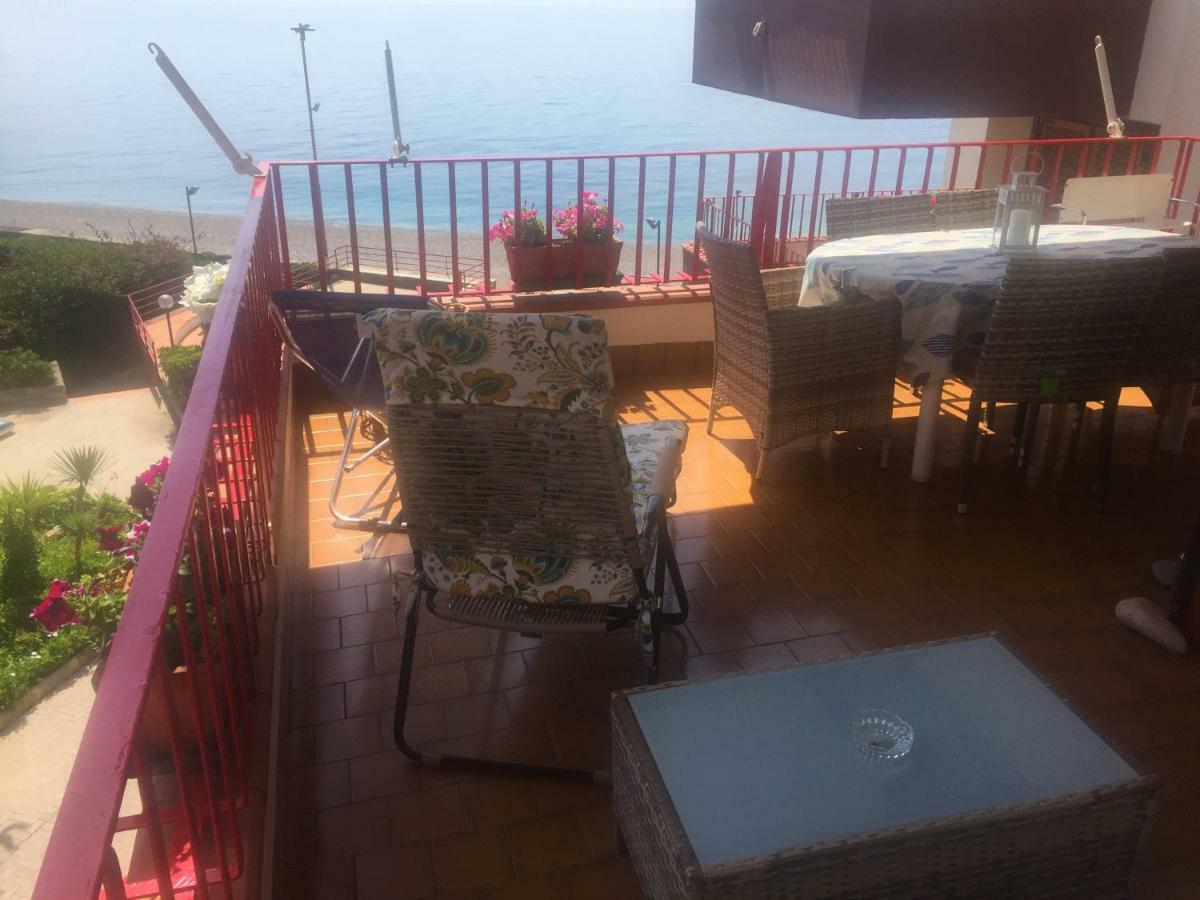 Sea Beach Taormina Apartment Летояни Екстериор снимка